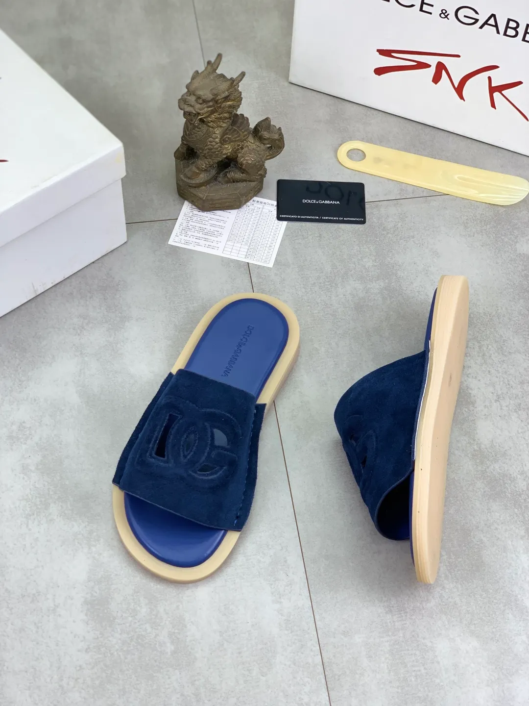 Men's shoes 💰P340 [New model] 💰High quality slippers💎💎💎 DG official website synchronizes the latest slippers 🩴 The highest version on the market, accept material comparison, shoe type comparison, process comparison, practical and textured, versatile and suitable for any occasion, the more you look at it, the more flavorful it becomes. Purely handmade craftsmanship - Upper material, calfskin imported from Italy 🇮🇹 - High-quality water-dyed sheepskin lining - Original high-quality private model customized combination outsole (super comfortable) -Size: 38-45 Color: 6️⃣ colors available